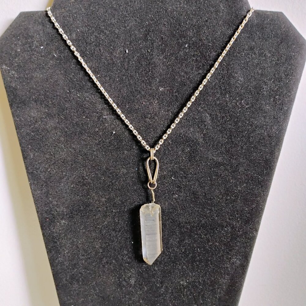Quartz pendulum necklace